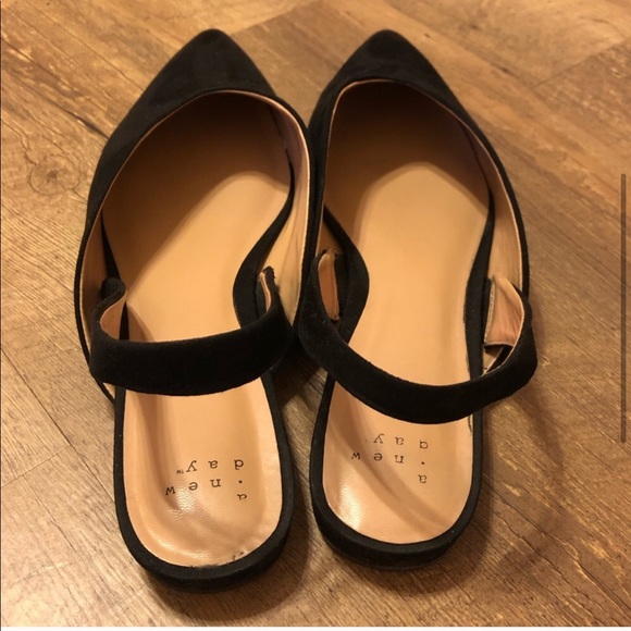 SOLD Black Slingback Flats - Picture 4 of 6